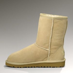 UGG Short Classic Boot sz 2